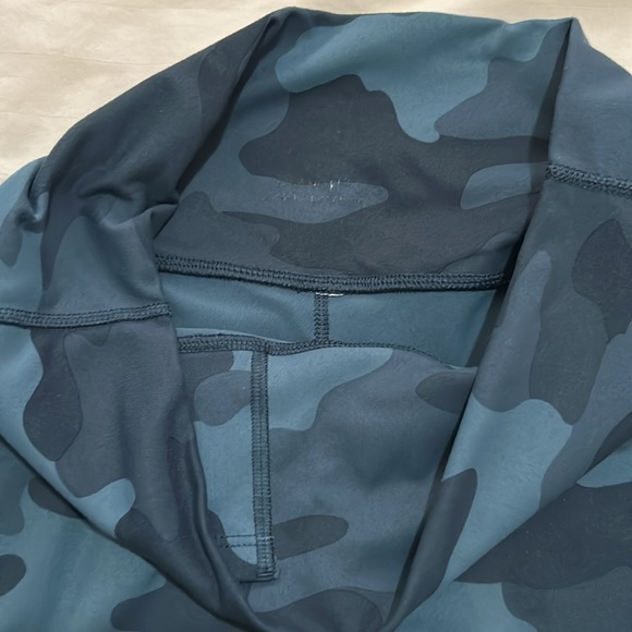 Navy blue camo Fabletics leggings - Picture 4 of 10